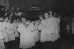 Bogoslovi su na ramenima ponijeli lijes s mrtvim tijelom svoga nadbiskupa.